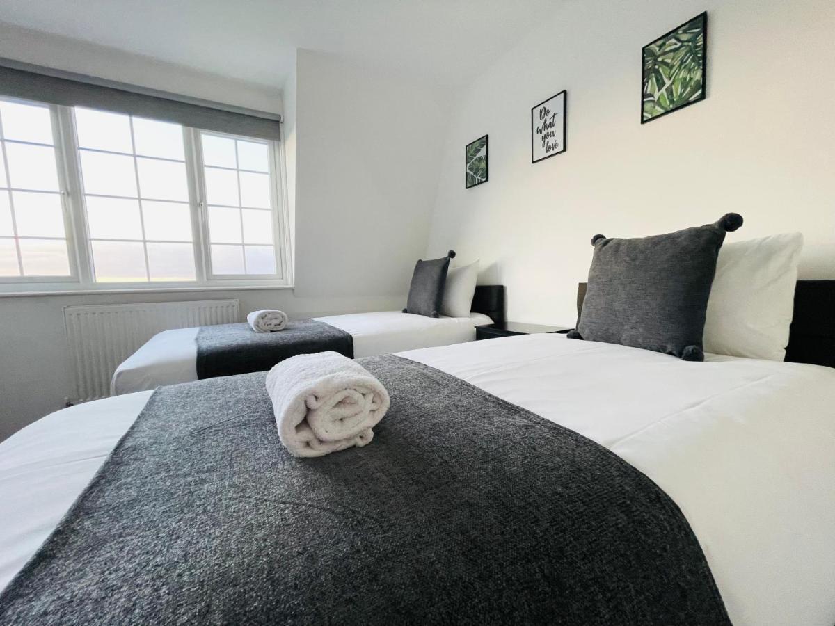Holiday home Cheerful 5-bedroom With Free Parking *