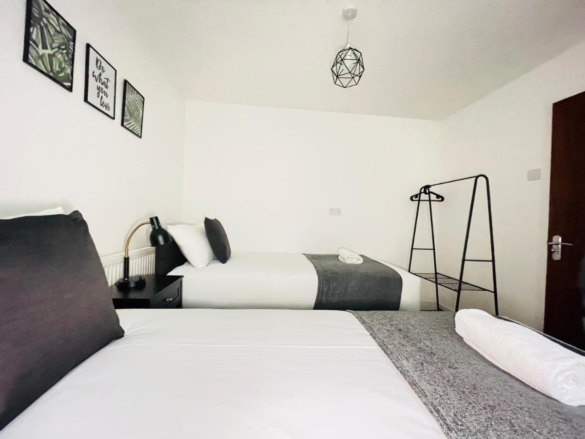 Holiday home Cheerful 5-bedroom With Free Parking Bristol