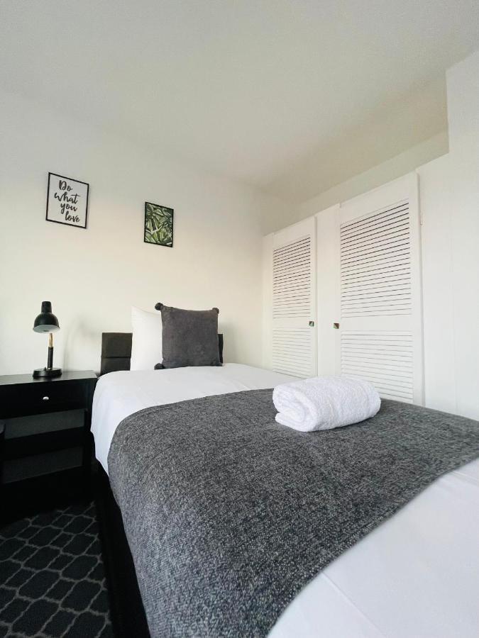 Holiday home Cheerful 5-bedroom With Free Parking *