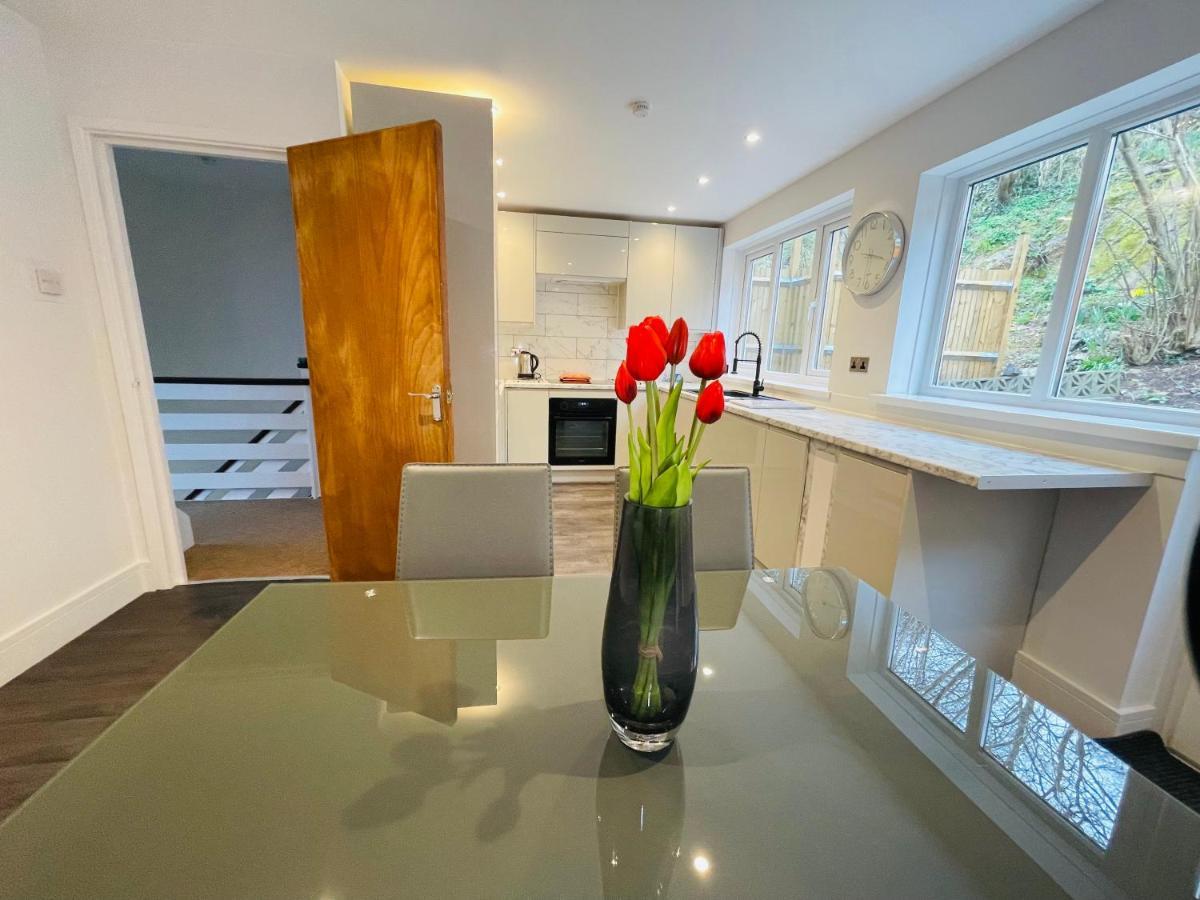 Cheerful 5-bedroom With Free Parking *
