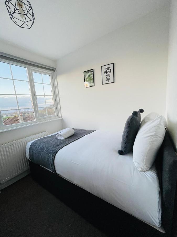 Cheerful 5-bedroom With Free Parking