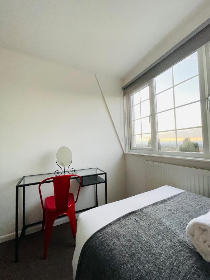 Cheerful 5-bedroom With Free Parking Holiday home