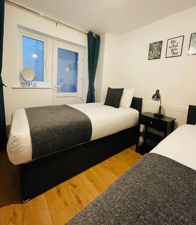 Holiday home Cheerful 5-bedroom With Free Parking Bristol