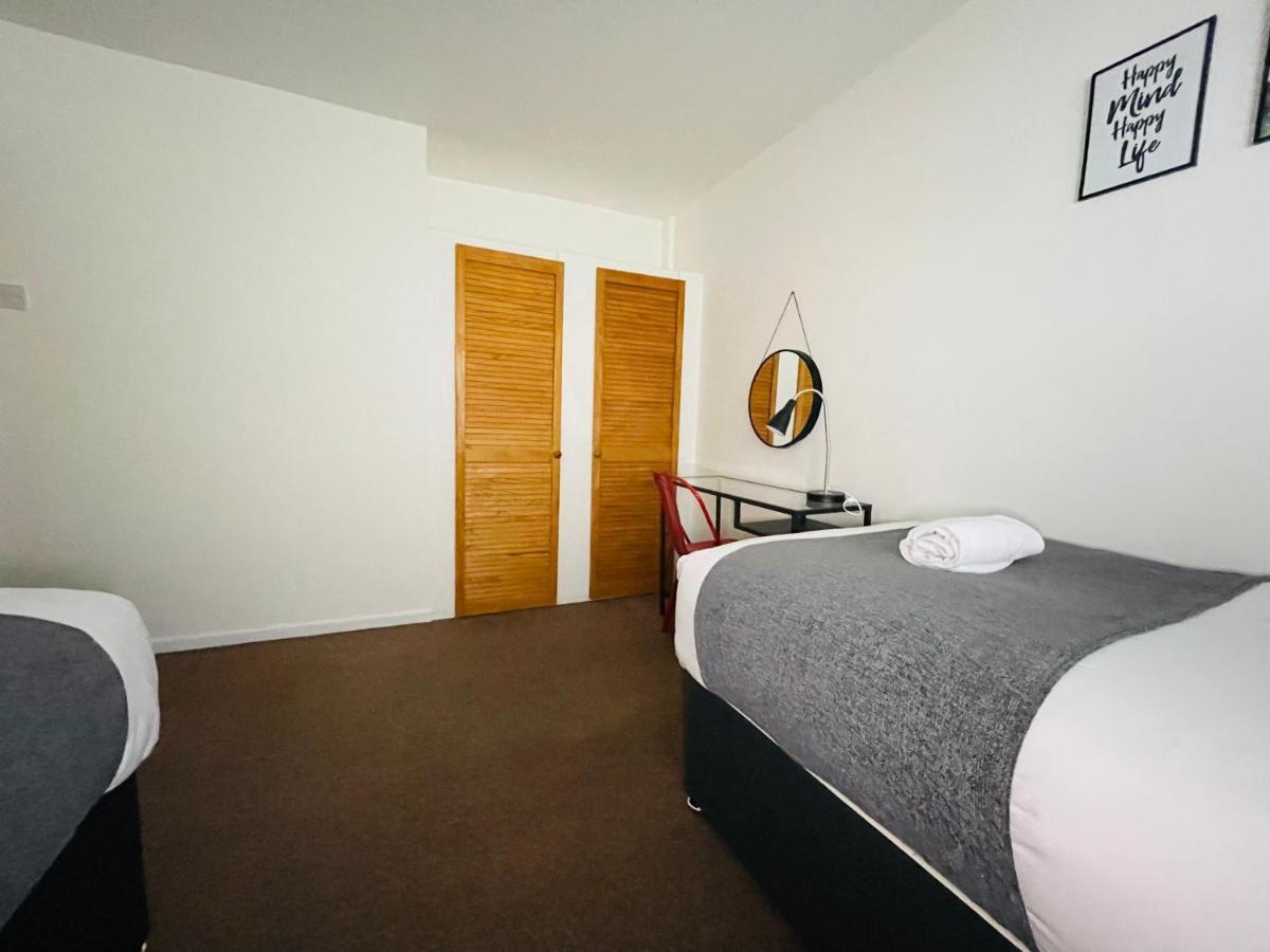 Holiday home Cheerful 5-bedroom With Free Parking *