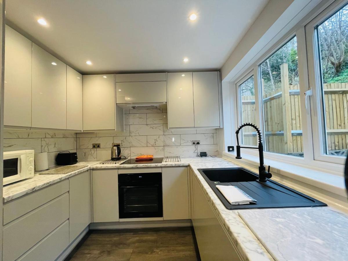 Holiday home Cheerful 5-bedroom With Free Parking Bristol