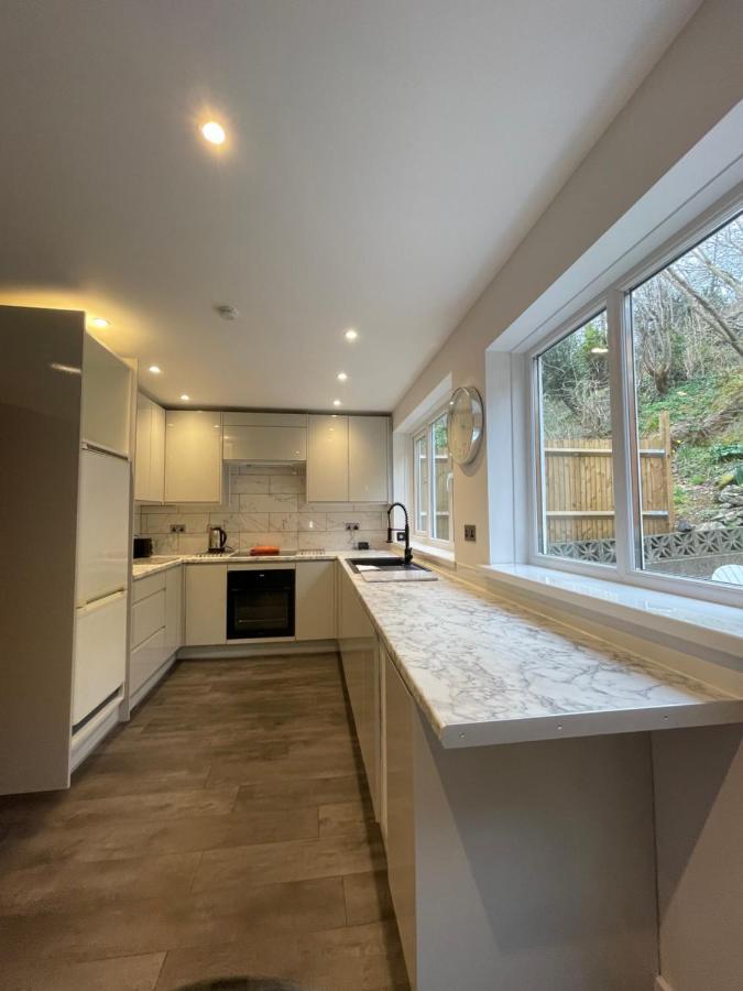 Holiday home Cheerful 5-bedroom With Free Parking