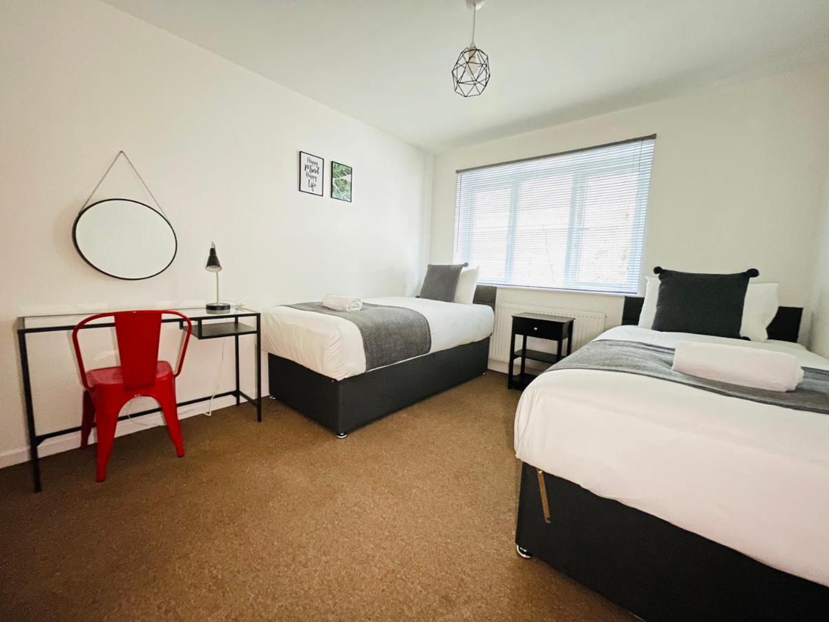 Cheerful 5-bedroom With Free Parking *