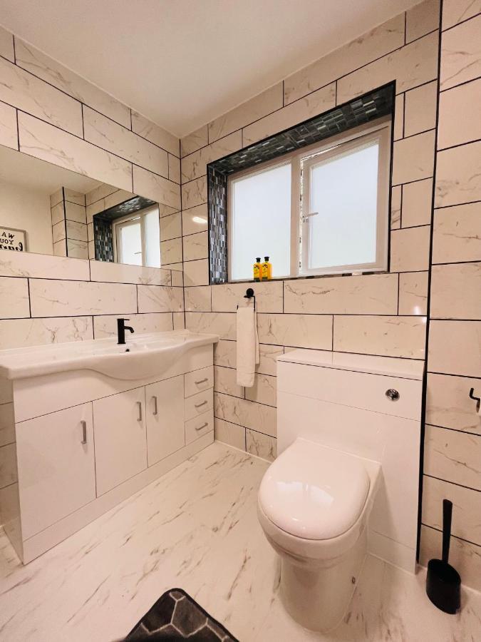 Cheerful 5-bedroom With Free Parking