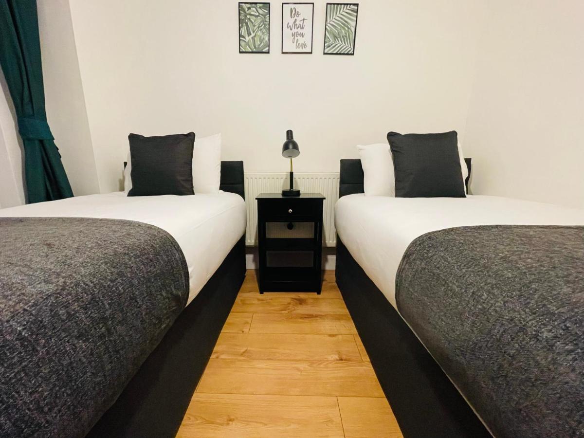 Holiday home Cheerful 5-bedroom With Free Parking *