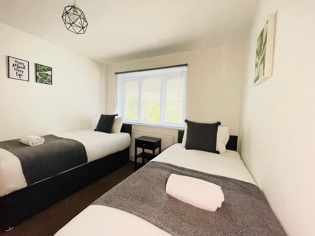 Holiday home Cheerful 5-bedroom With Free Parking *