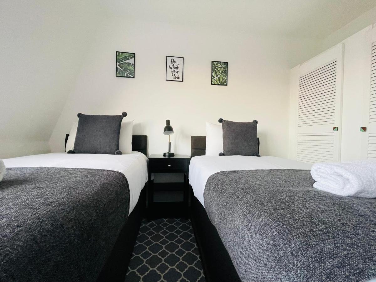 Cheerful 5-bedroom With Free Parking Holiday home