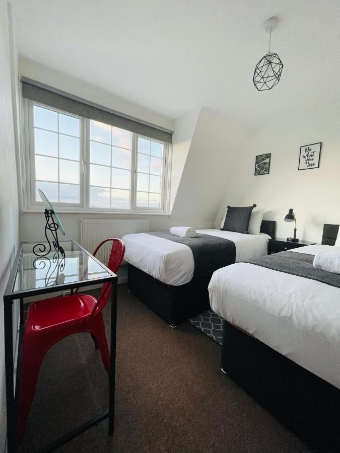 Holiday home Cheerful 5-bedroom With Free Parking