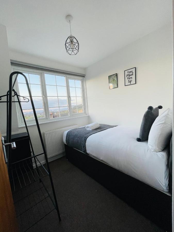 Holiday home Cheerful 5-bedroom With Free Parking Bristol