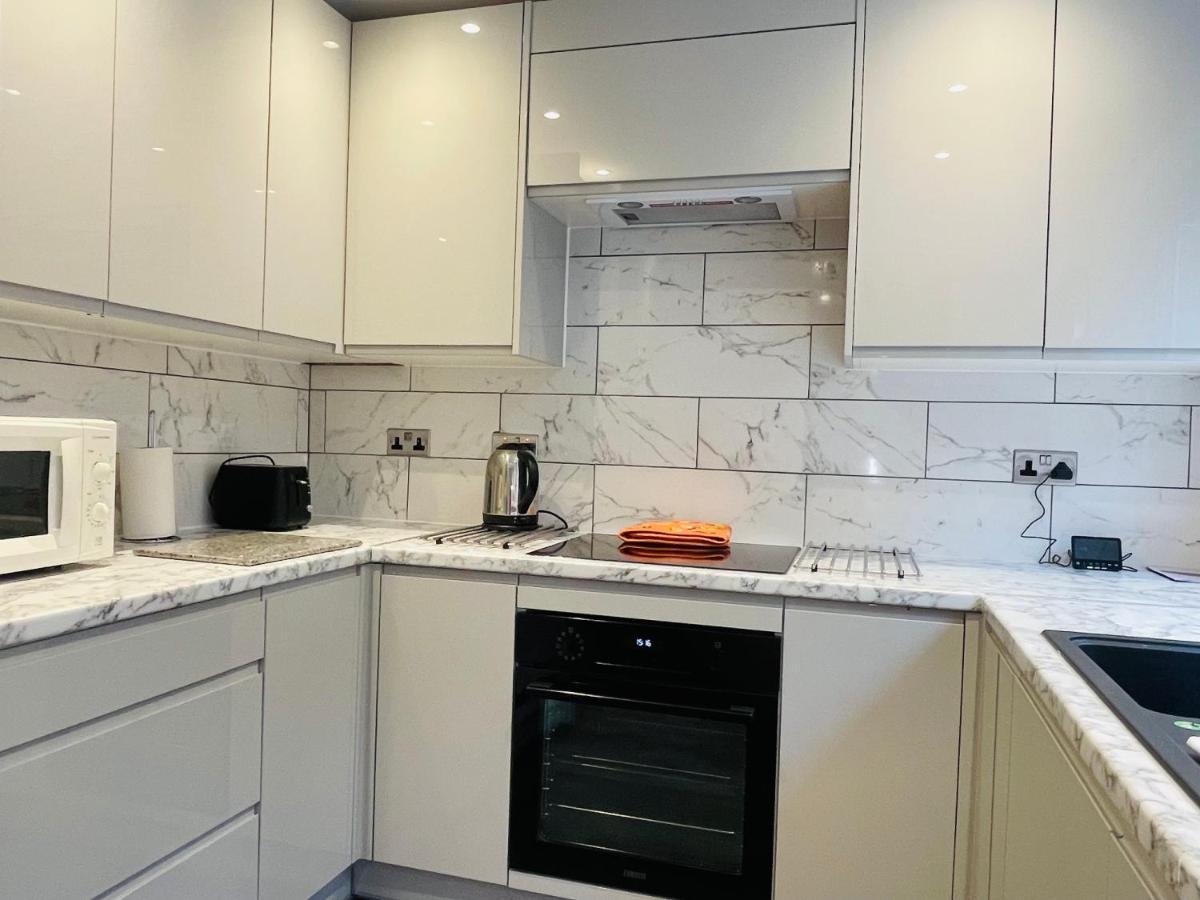 Holiday home Cheerful 5-bedroom With Free Parking *