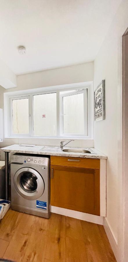 Holiday home Cheerful 5-bedroom With Free Parking *