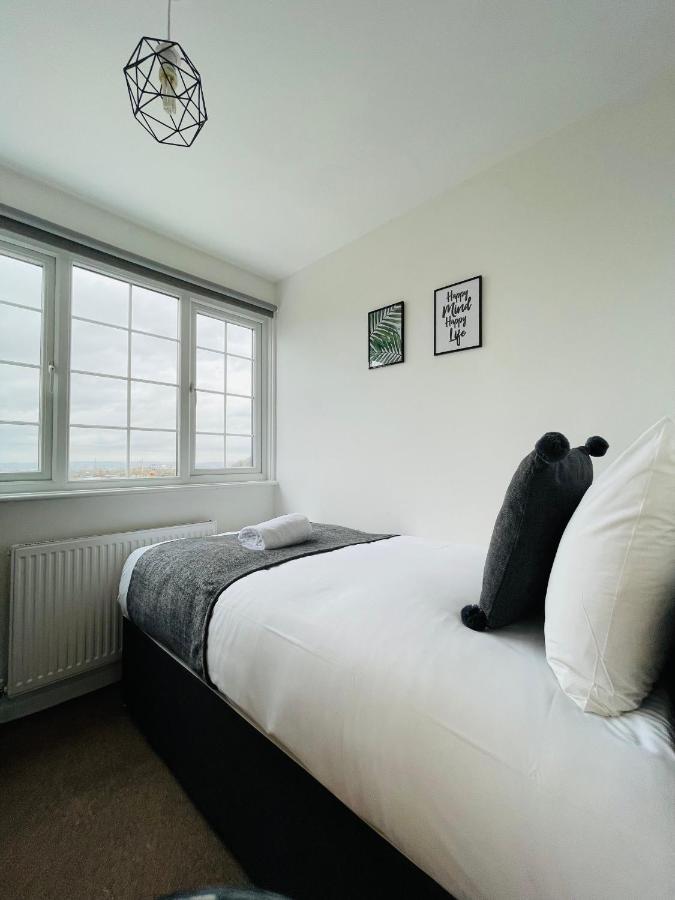 Holiday home Cheerful 5-bedroom With Free Parking