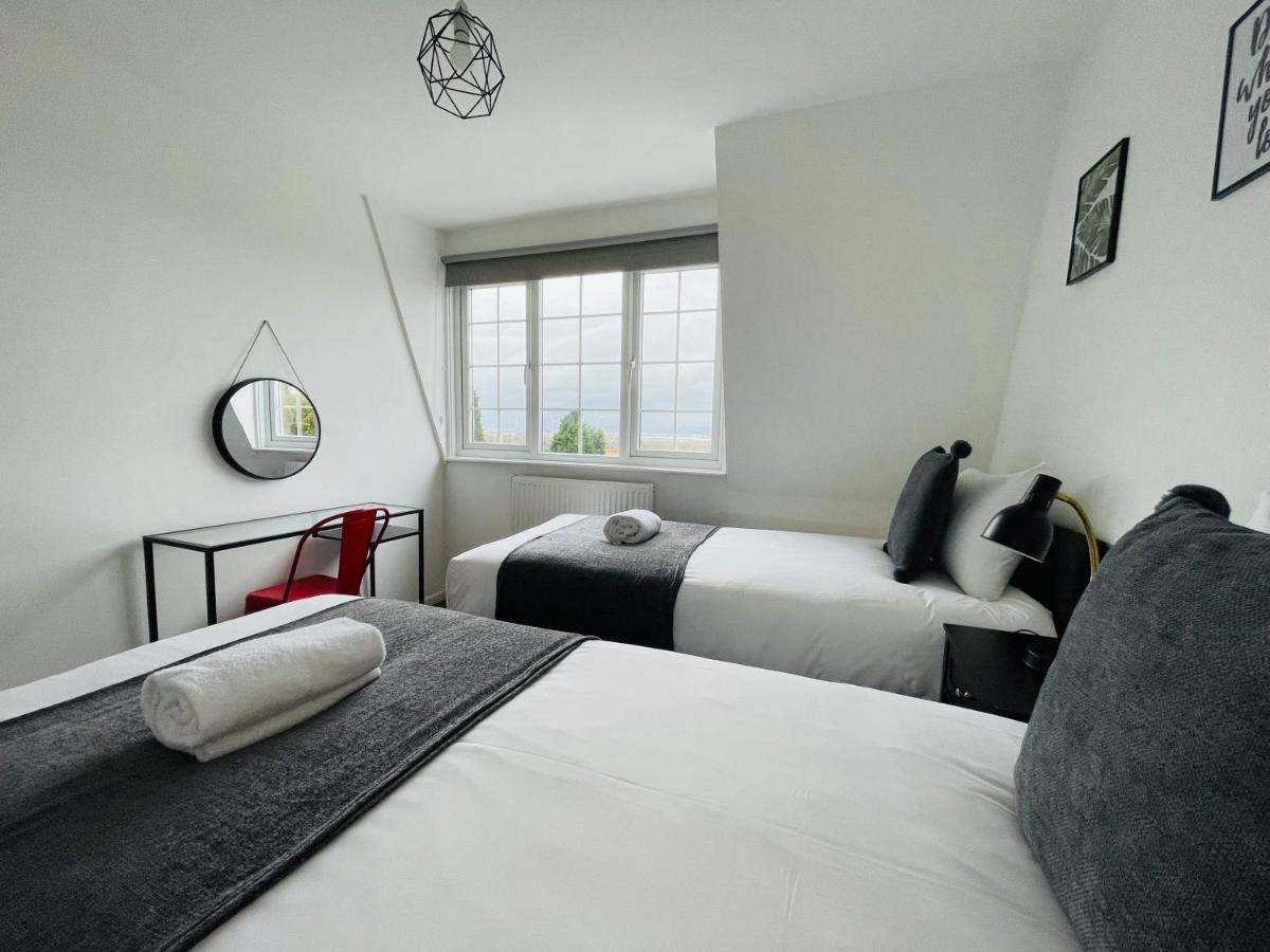 Cheerful 5-bedroom With Free Parking Holiday home Bristol