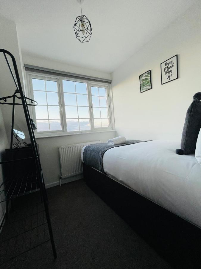 Cheerful 5-bedroom With Free Parking Holiday home Bristol