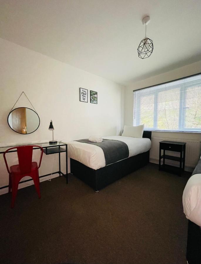 Cheerful 5-bedroom With Free Parking Holiday home