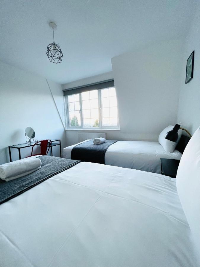 Holiday home Cheerful 5-bedroom With Free Parking