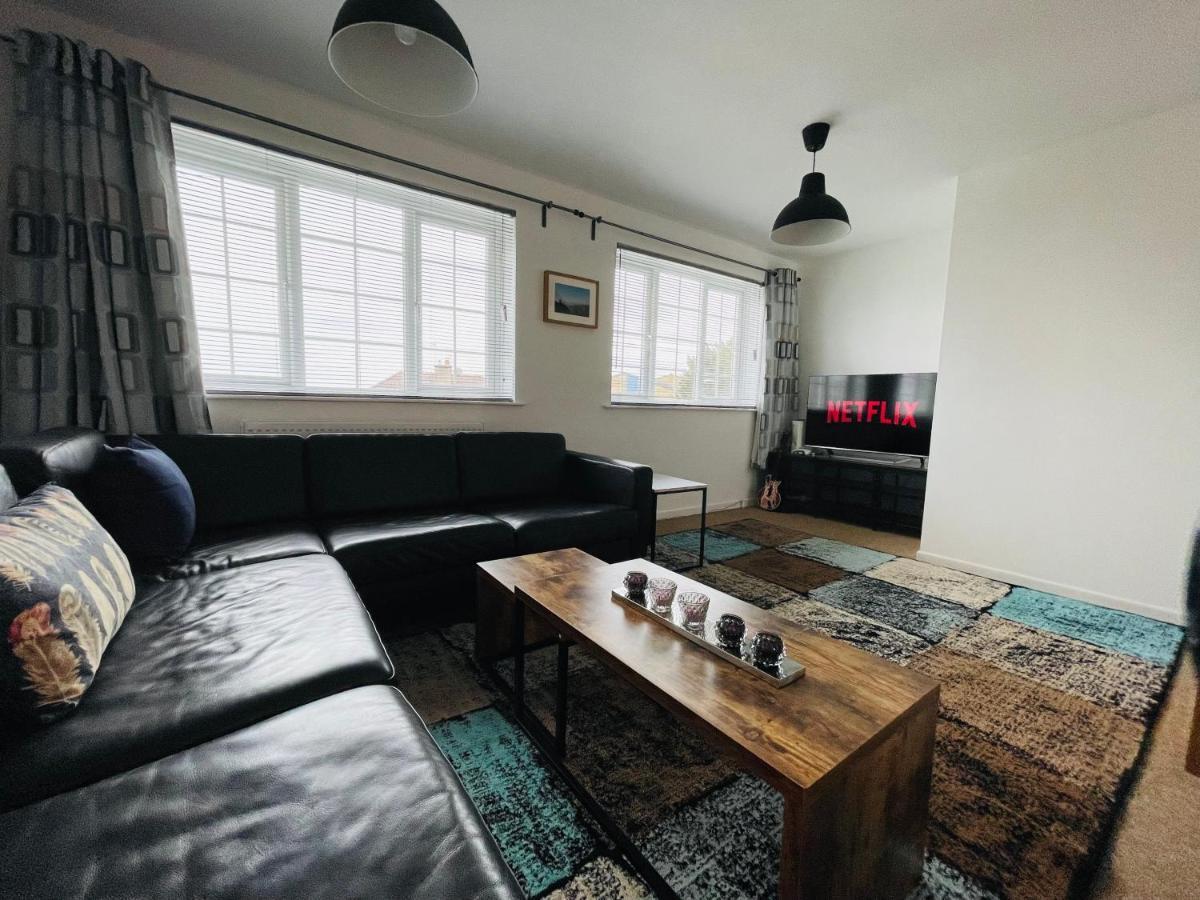 Cheerful 5-bedroom With Free Parking Holiday home *