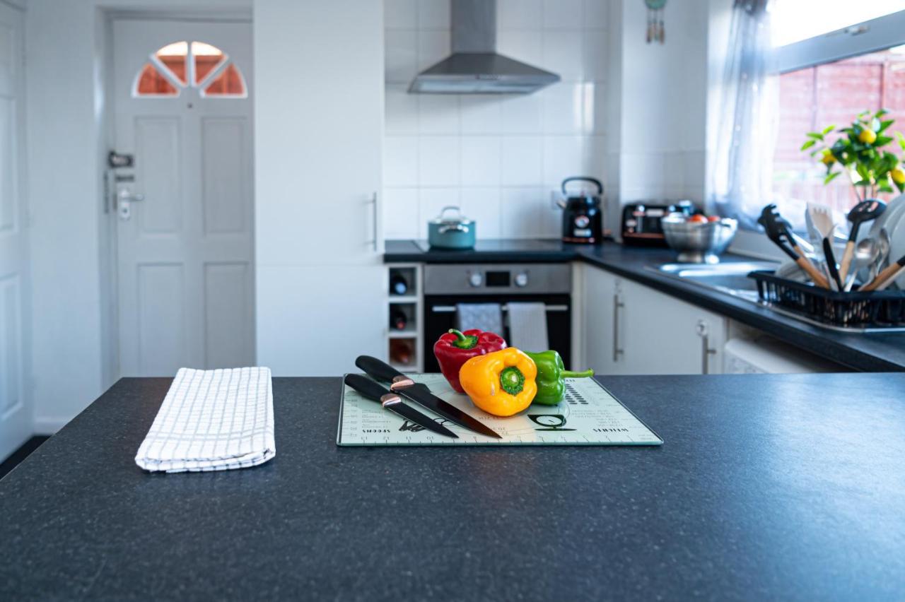 Exceptional Abode, Fast Wifi, Parking, Kingswood Apartment *