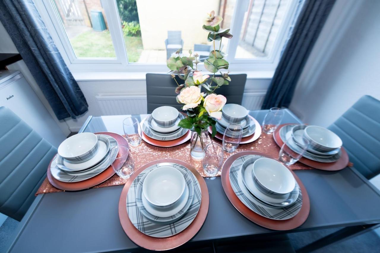 Exceptional Abode, Fast Wifi, Parking, Kingswood Apartment