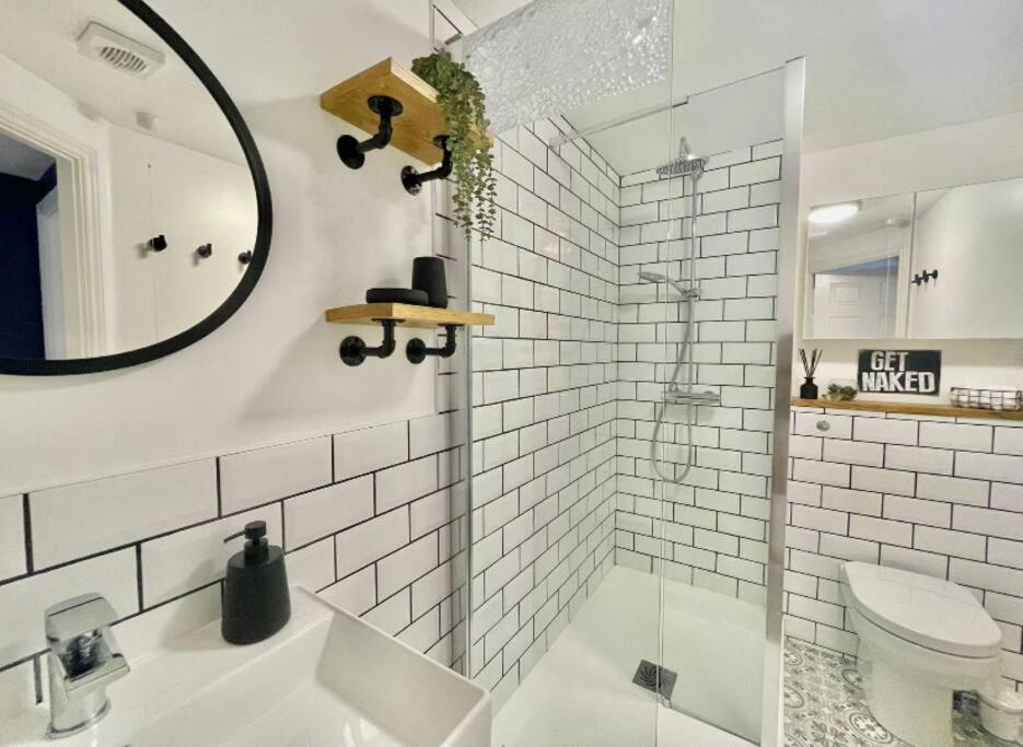 Lovely 2-bedroom Apartment. Free Parking.
