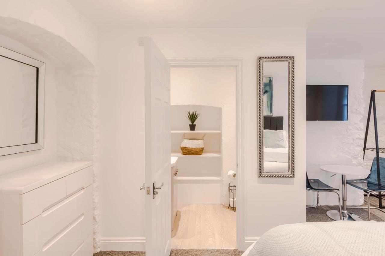 Apartment 4 Berkeley Square I Your *