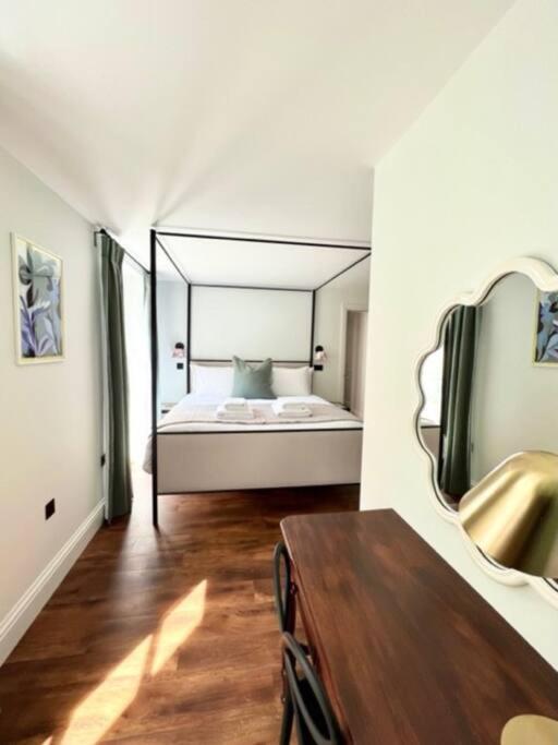 Redland - 1 * Bristol