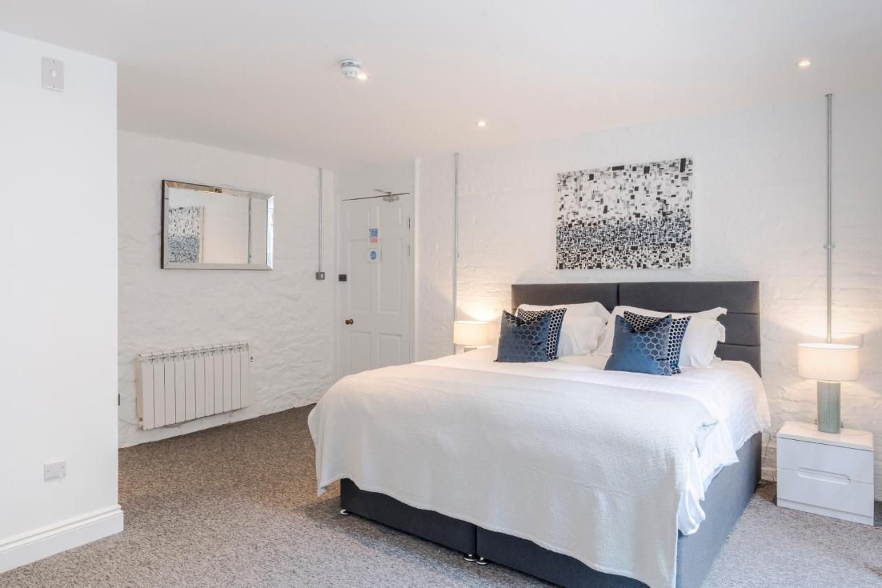 Apartment 4 Berkeley Square I Your *