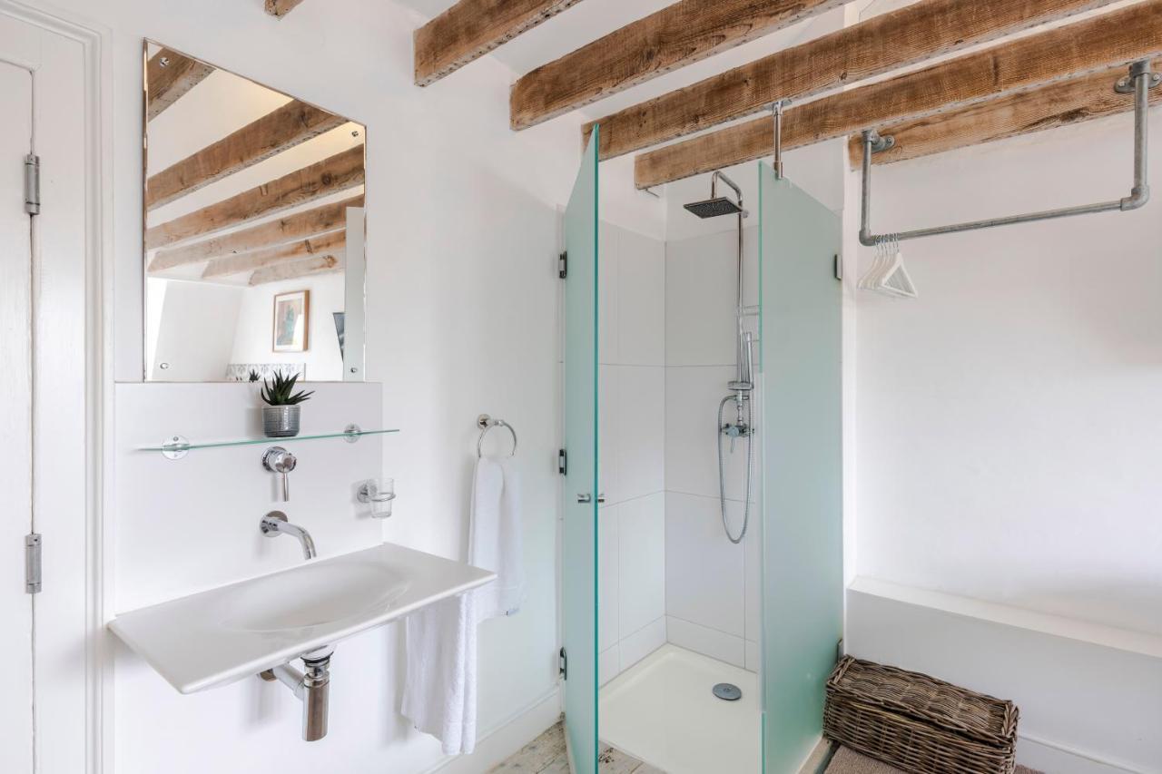 Apartment 4 Berkeley Square I Your *