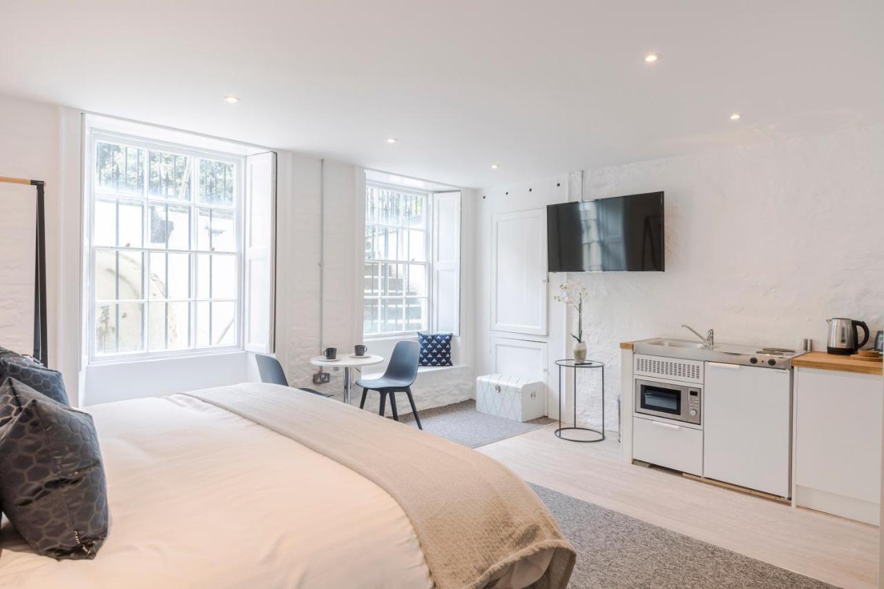 Apartment 4 Berkeley Square I Your *