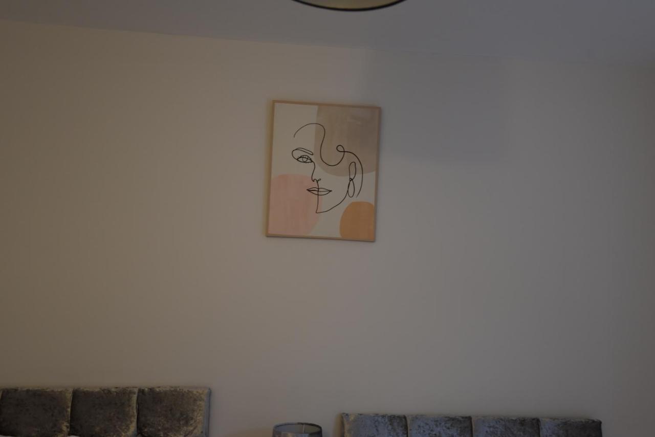 Apartment Cozy! 2-bedroom Exclusive Near City Centre Easton Speedwell Sleeps Upto 6 *