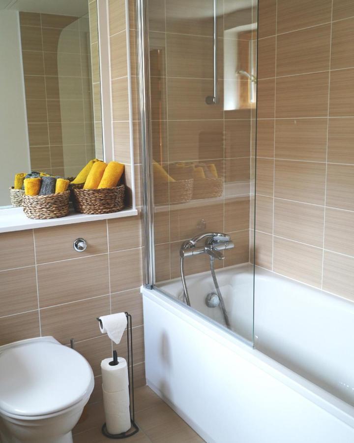 Contemporary - Bristol City Centre Apartment *