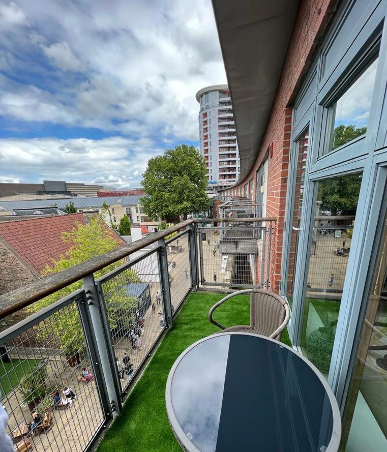 Contemporary - Bristol City Centre Apartment Apartment *