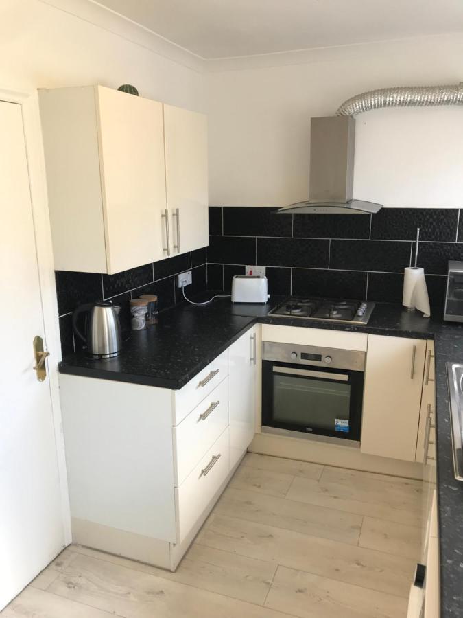 2bed Bungalow House, Speedwell, Bristol, Uk, Sleeps Up To 6 Guests *