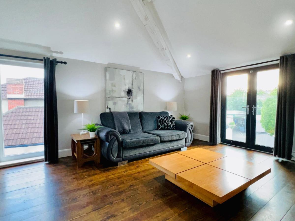 Smart-home In Original Victorian Building Apartment