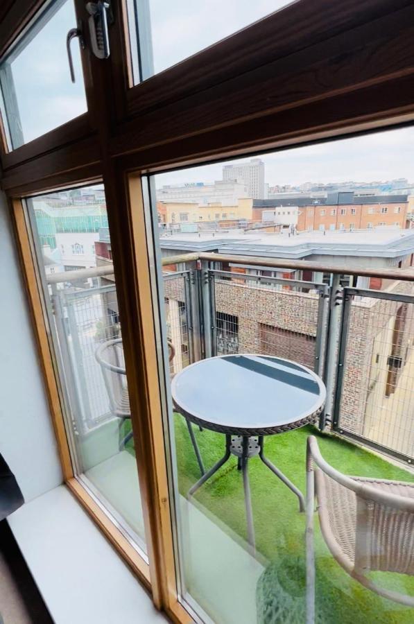 Contemporary - Bristol City Centre Apartment *