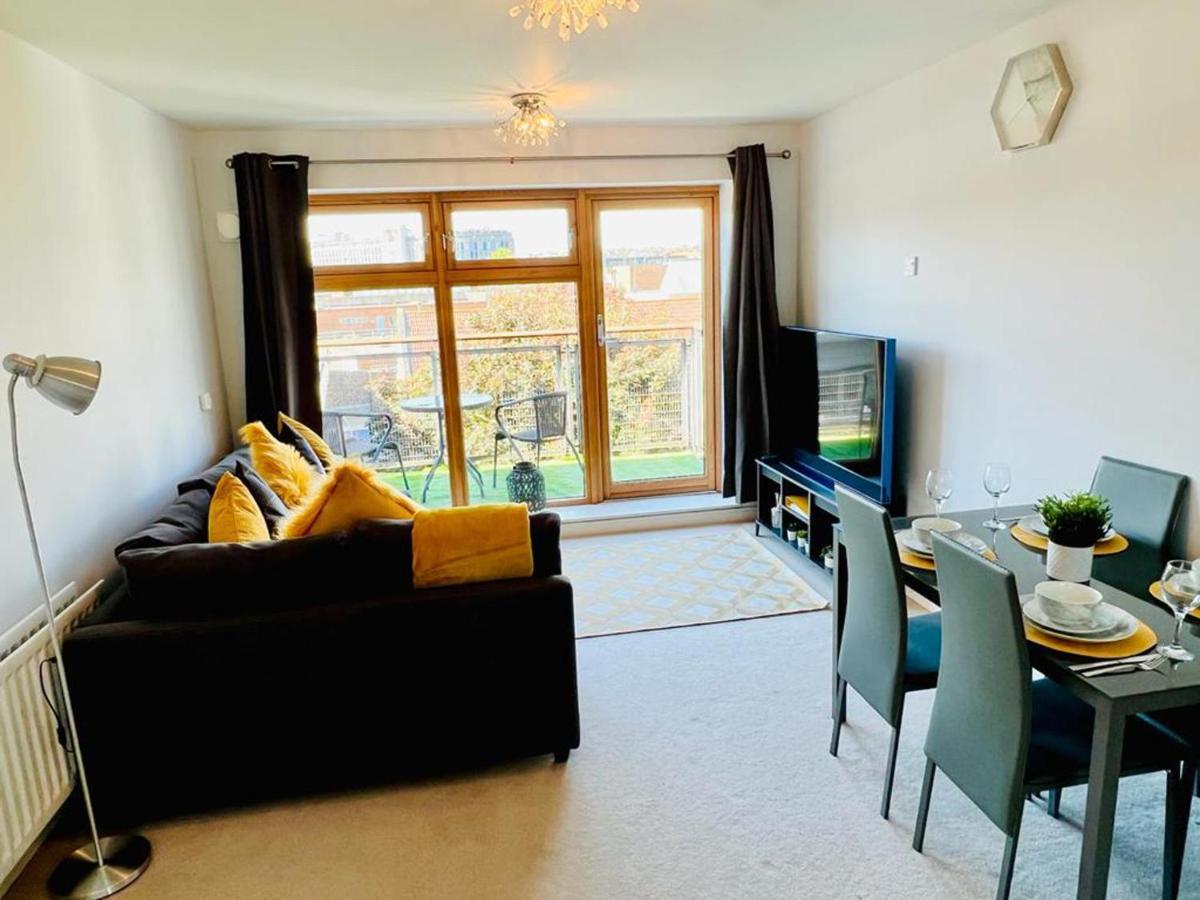 Contemporary - Bristol City Centre Apartment *
