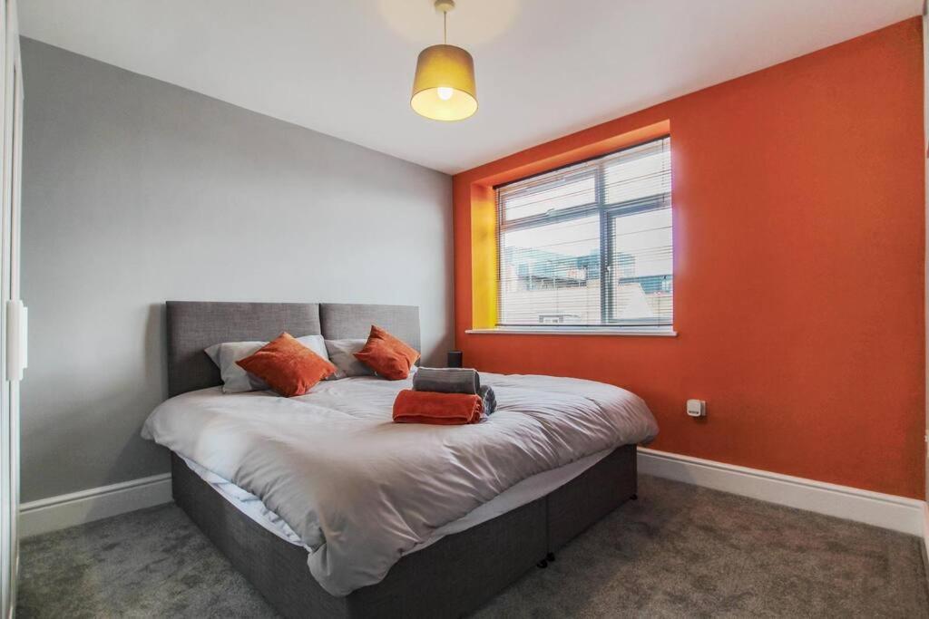 Primeee Location! - Modern Central Apartment