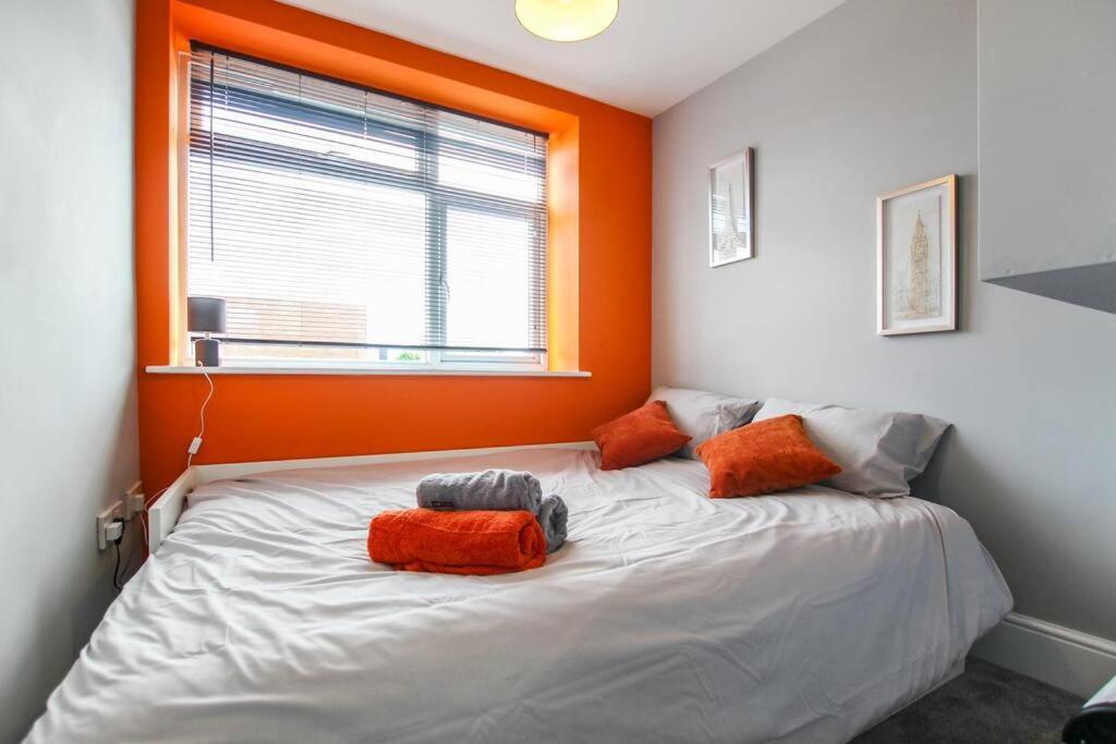 Primeee Location! - Modern Central Apartment *