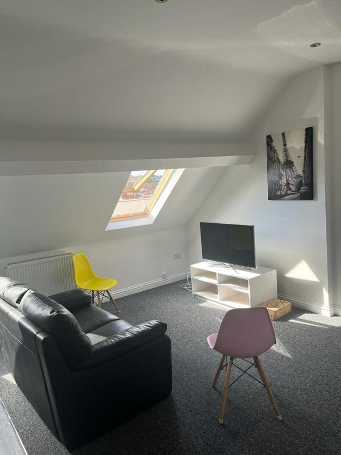 Apartment 2 Bed Flat Near Old Market, Centre *