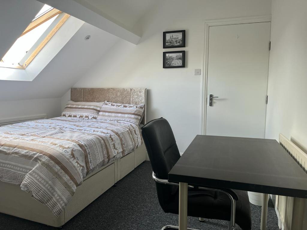 2 Bed Flat Near Old Market, Centre *