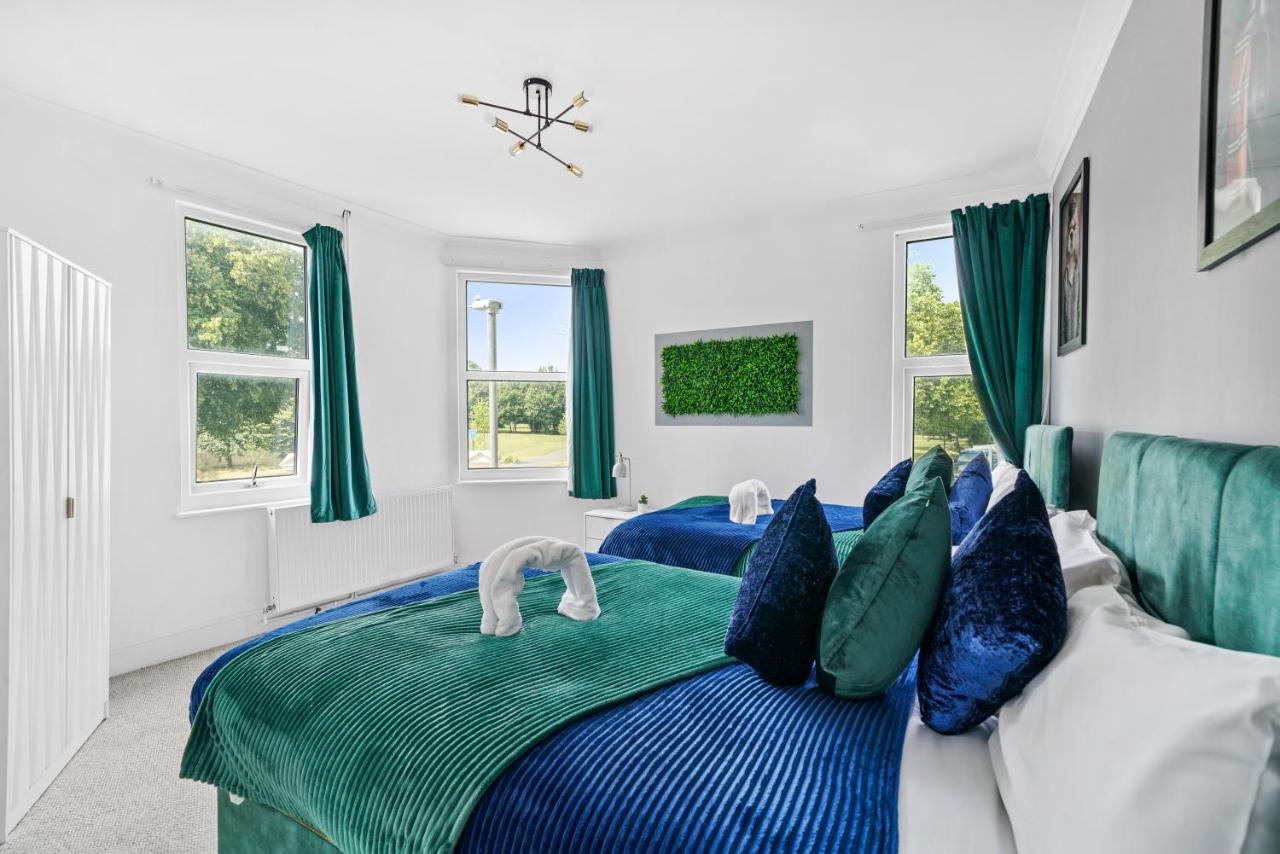 The Emerald Gem - Overlooking The Park Apartment *