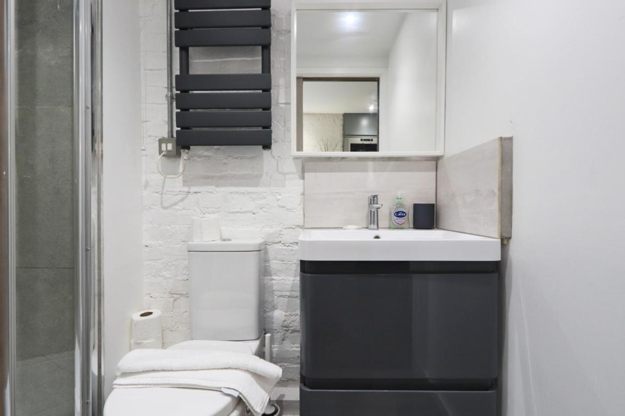 Quirky And Cool Christmas Steps 2 Bed * Bristol