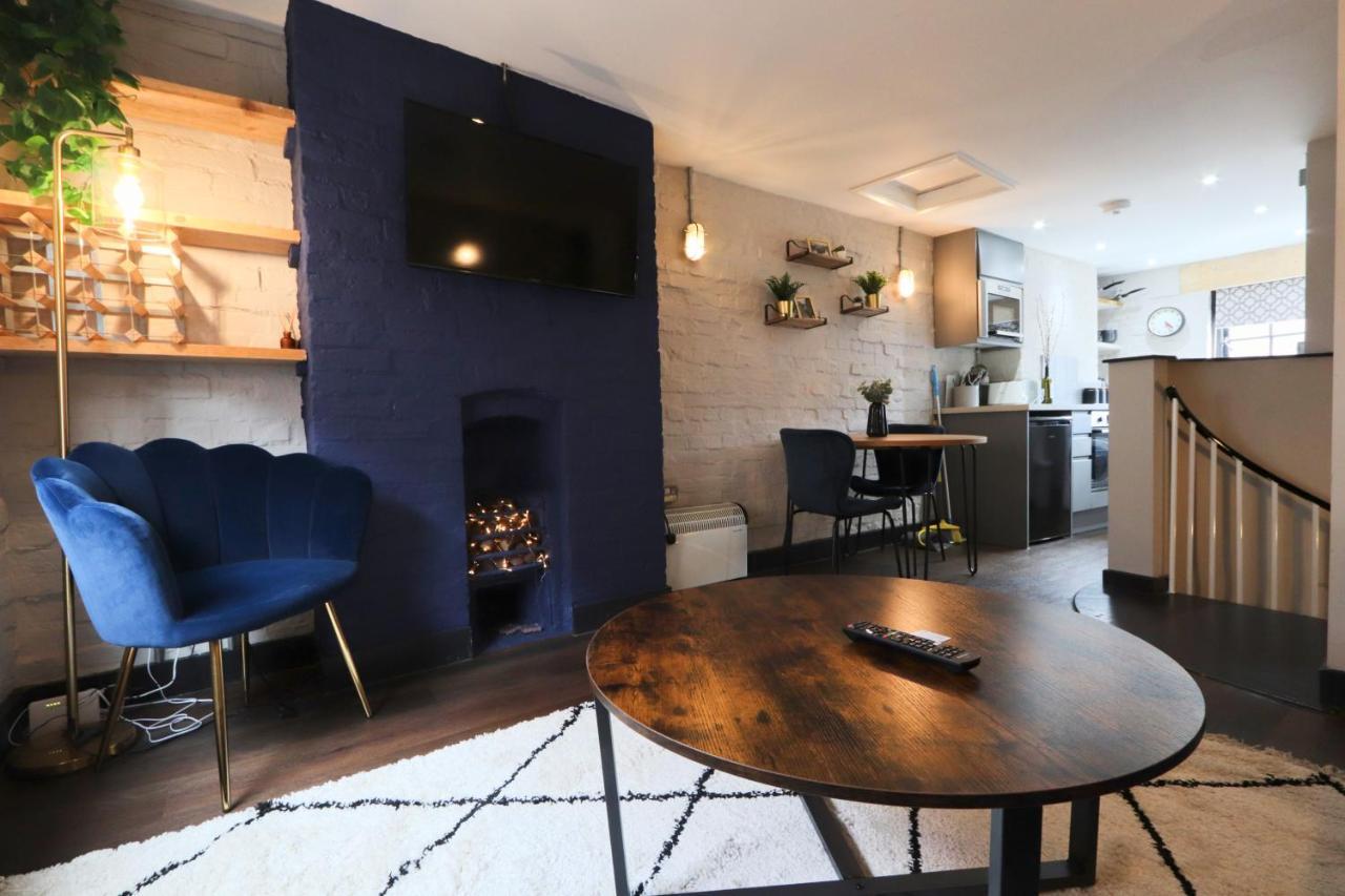 Quirky And Cool Christmas Steps 2 Bed * Bristol