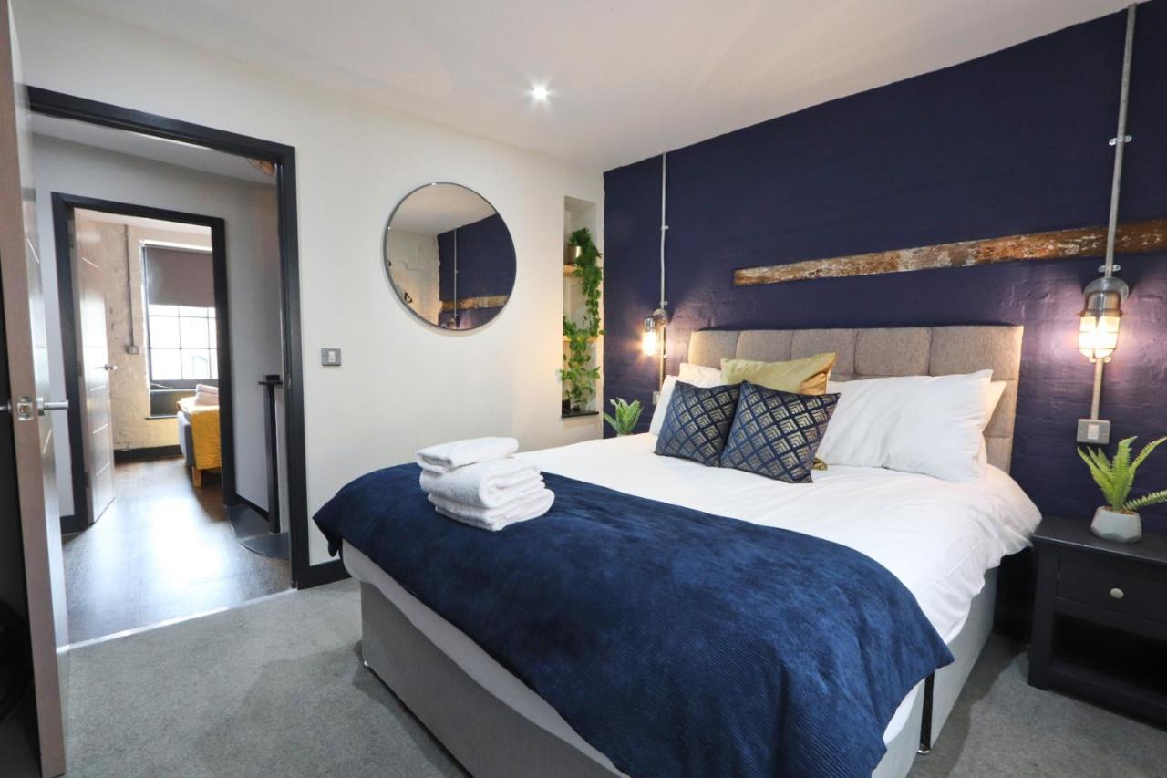 Quirky And Cool Christmas Steps 2 Bed * Bristol