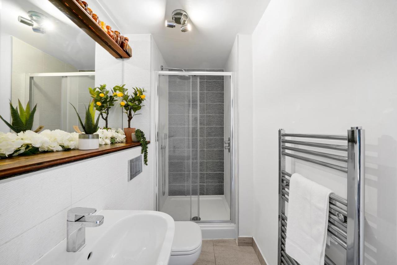 Stunning Abode - Sleeps 10 - Parking Apartment