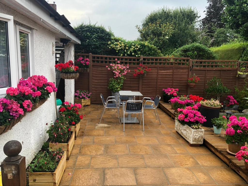 2 Double Bedroom Flat With Large Garden *